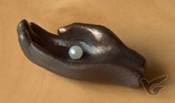 Productafbeelding: voorkant van Beeld 709b parel in hand 10cm brons
